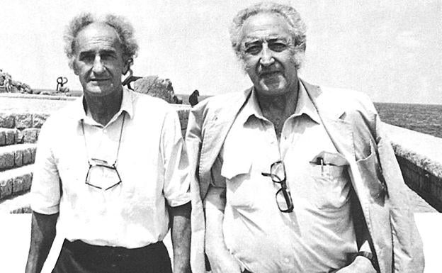 Eduardo Chillida y Luis Peña Ganchegui en el lugar donde levantaron su escultura más popular, 'El peine del viento'.